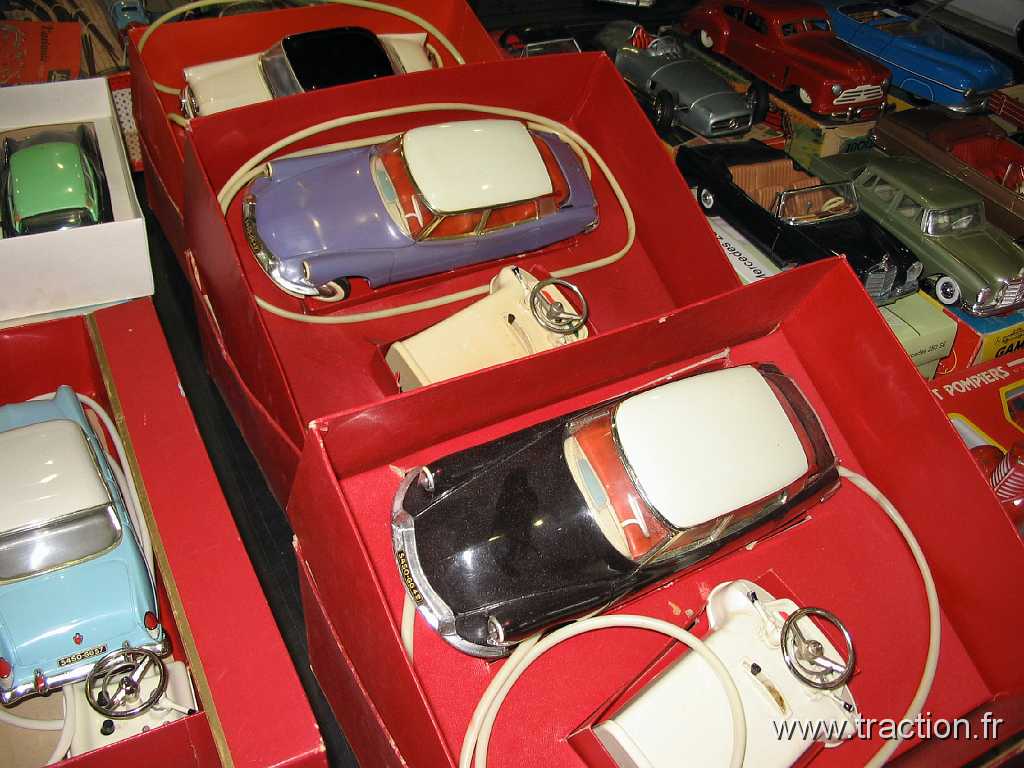 20090228 Montbeliard (49).jpg - 28/02/2009 - 25200 MONTBELIARD VIEUX VOLANTS FRANCS-COMTOIS Bourse d'échange Autos-Motos Anciennes - la Roselière - Stand de miniatures
